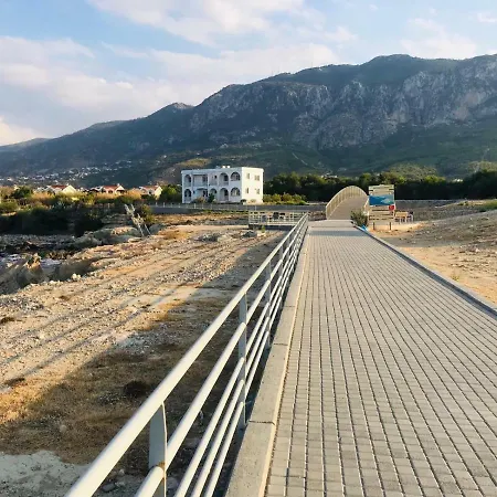 Girne De Denize Sifir Luxury 3 Odali Emarald Bay Vasilia