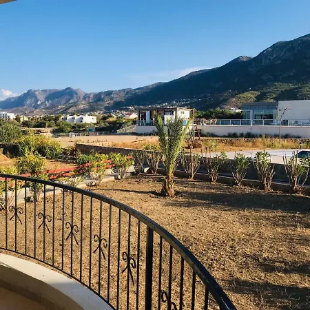 Girne De Denize Sifir Luxury 3 Odali Emarald Bay *